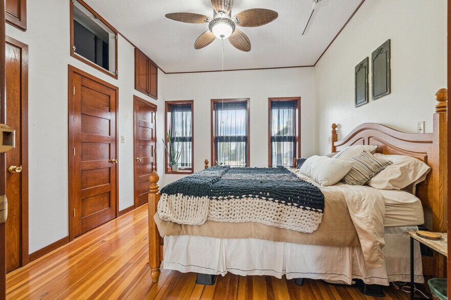 More Photos Of 118 W Mission St, Strawberry Point Loft Creative Space For Lease