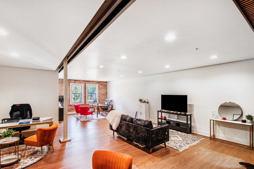 More Photos Of 225 S Knoblock St, Stillwater Storefront For Sale