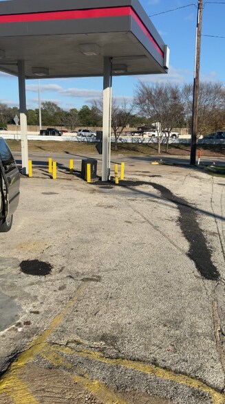 More Photos Of 720 W Sam Houston Pkwy S, Houston Convenience Store For Lease