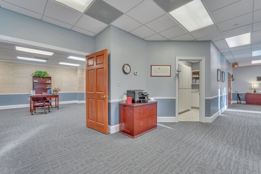 More Photos Of 52 New Orleans Rd, Hilton Head Island Office For Sale