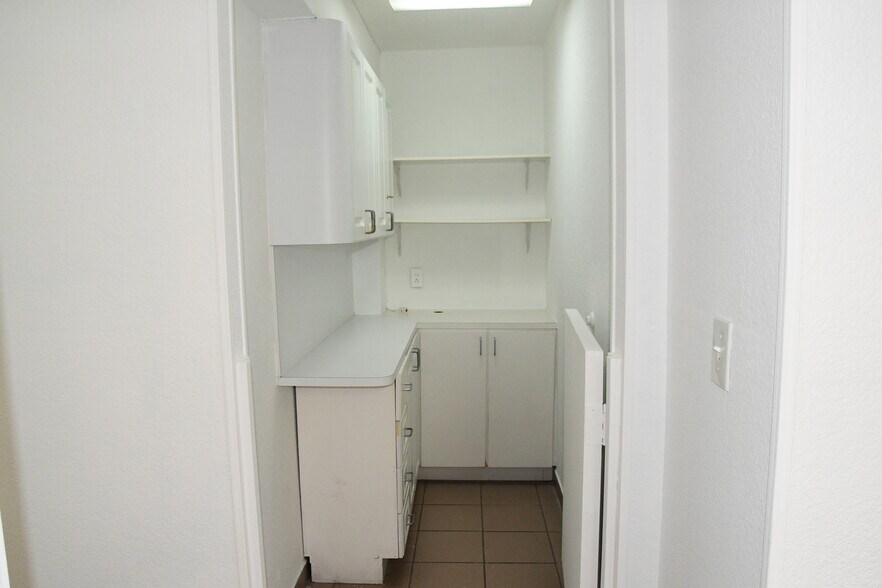 More Photos Of 1920 SW 22nd St, Miami Medical For Lease