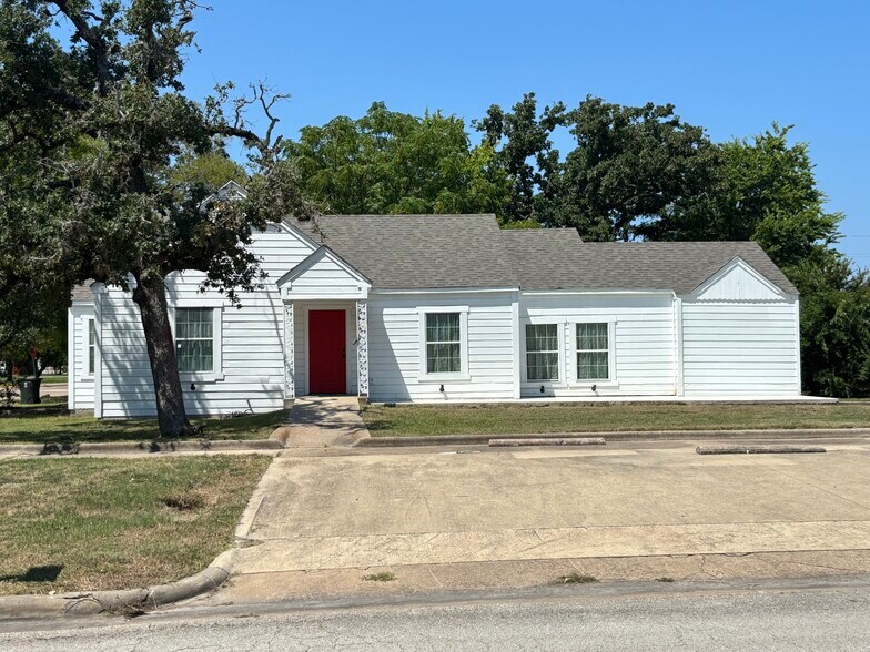Primary Photo Of 400 Oak St, Bryan Office Residential For Lease