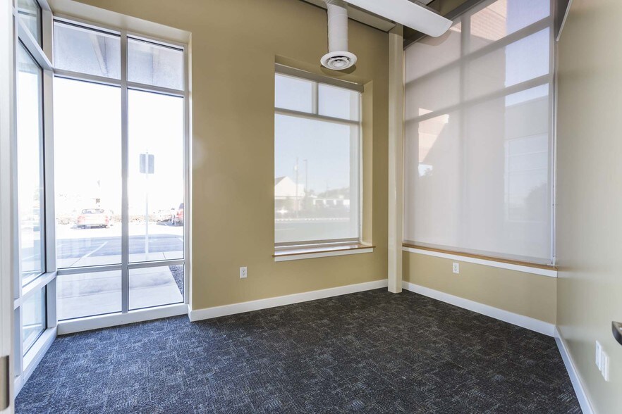 More Photos Of 900 Spring St, Jeffersonville Medical For Lease