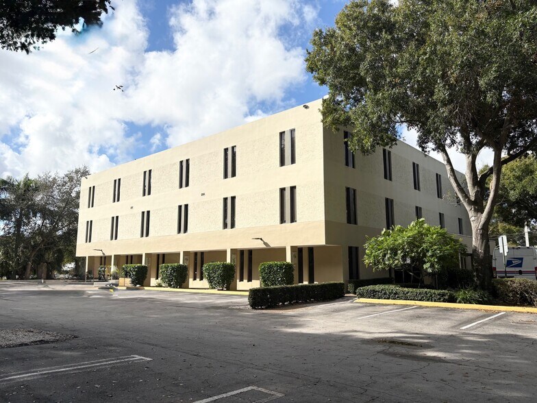 More Photos Of 900 NW 13th St, Boca Raton Medical For Lease
