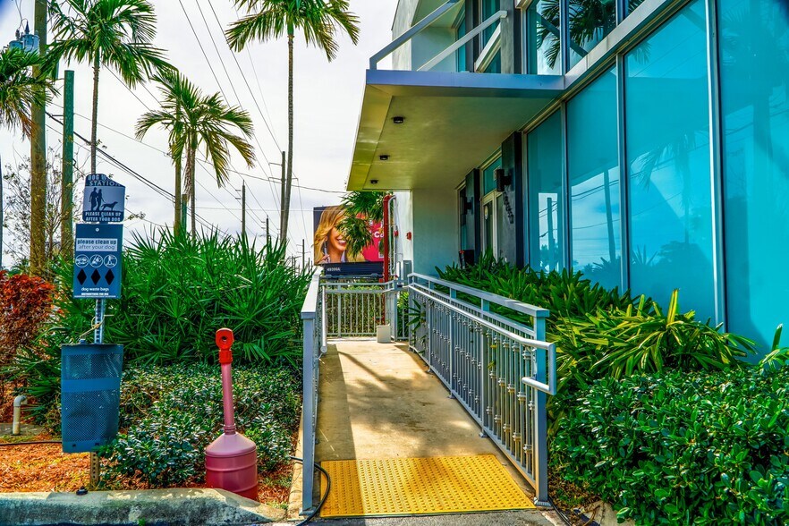 More Photos Of 18650 Biscayne Blvd, Aventura Freestanding For Lease