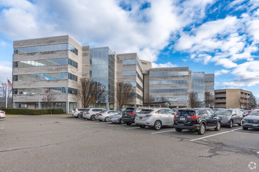 Primary Photo Of 1225 Franklin Ave, Garden City Coworking Space