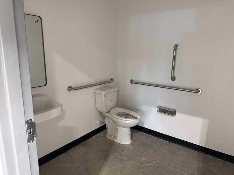 More Photos Of 3405 NW Jefferson St, Blue Springs Flex For Lease