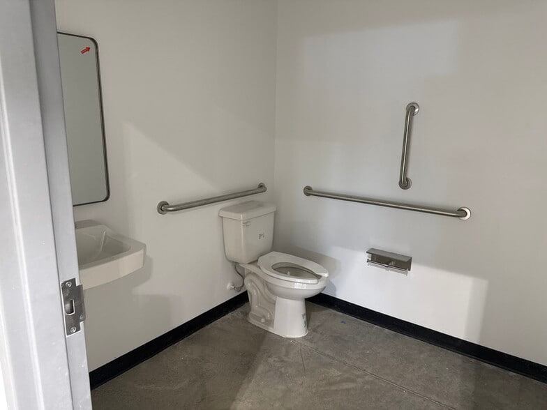 More Photos Of 3405 NW Jefferson St, Blue Springs Flex For Lease