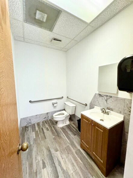 More Photos Of 10606 Shady Trl, Dallas Showroom For Sale