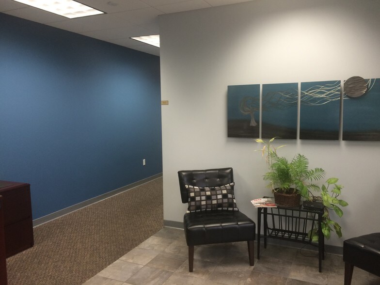 More Photos Of 7330 W 33rd St, Wichita Flex For Lease