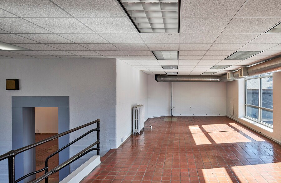 More Photos Of 2720-2728 S Lyndale Ave, Minneapolis Freestanding For Sale