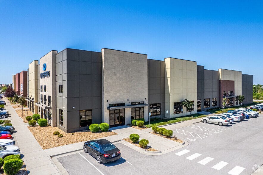 More Photos Of 2884-2900 NE Independence Ave, Lee's Summit Showroom For Lease