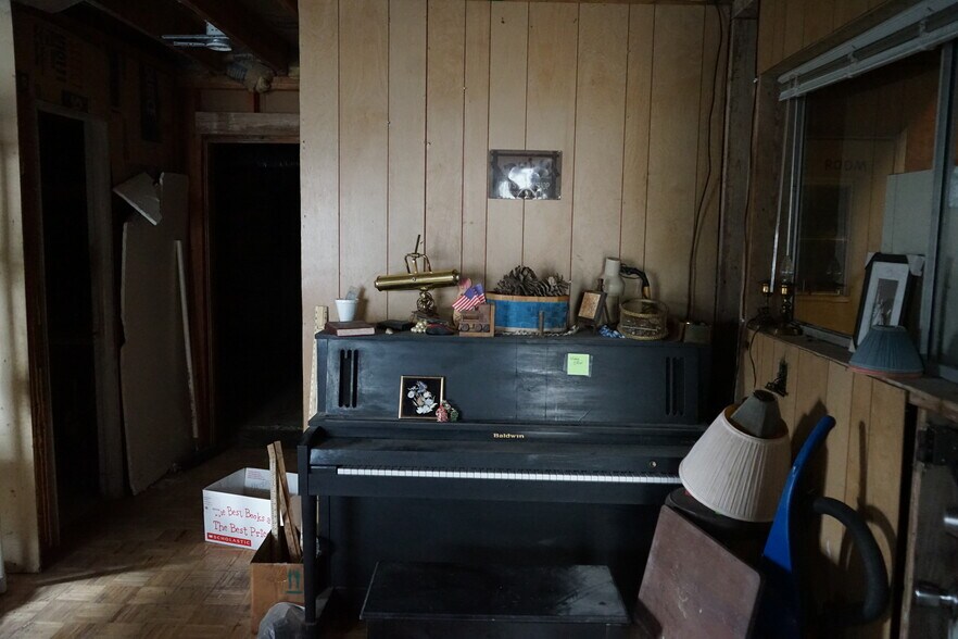 More Photos Of 140 Mosely, Livingston Flex For Sale