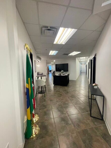 More Photos Of 7075 Kingspointe Pky, Orlando Showroom For Sale