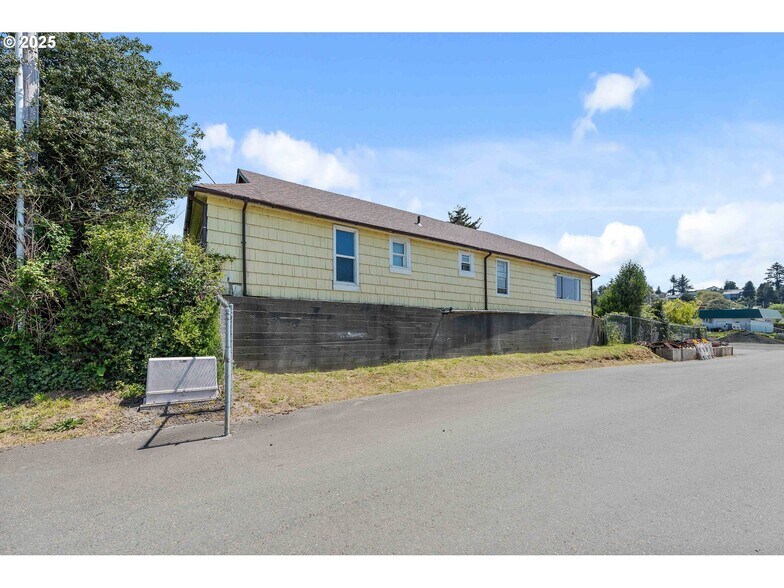 More Photos Of 1900 Monroe St, North Bend Apartments For Sale