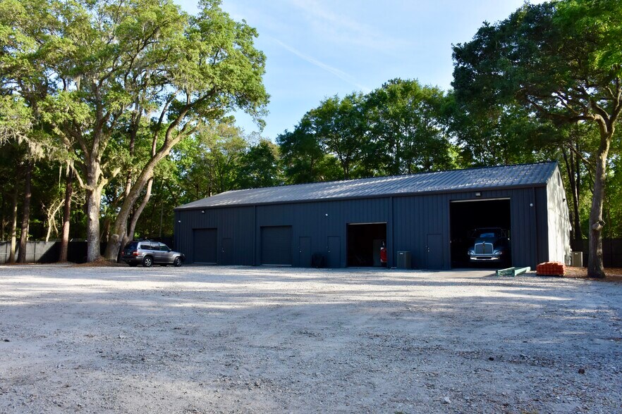 More Photos Of 70 Capital Dr, Hilton Head Island Showroom For Sale