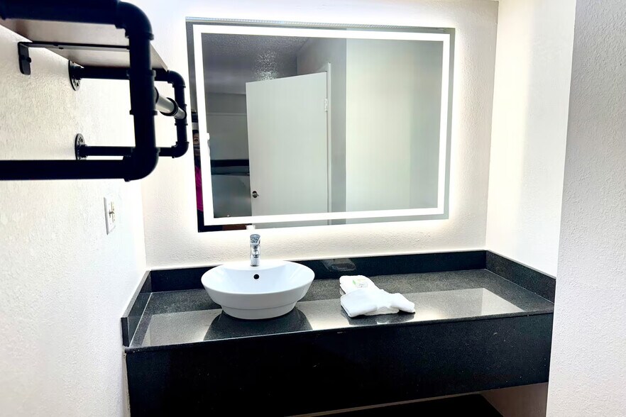 More Photos Of 1035 Fortner Rd, Metter Hotel For Sale