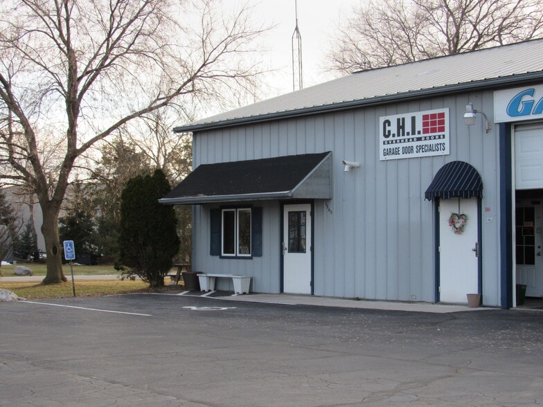Primary Photo Of 1565 Deerwood Dr, Neenah Auto Repair For Sale