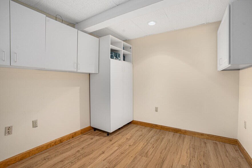 More Photos Of 24 Salt Pond Rd, Wakefield Medical For Sale