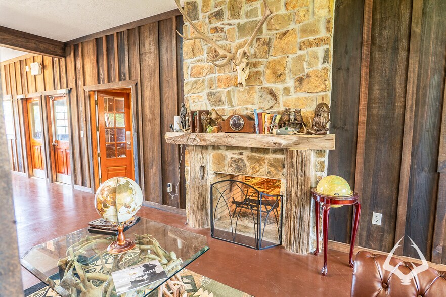 More Photos Of 205 N Wheeler Rd, Colmesneil Office For Sale