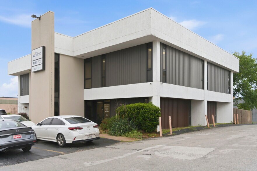 More Photos Of 1331 N Stewart Ave, Springfield Medical For Sale