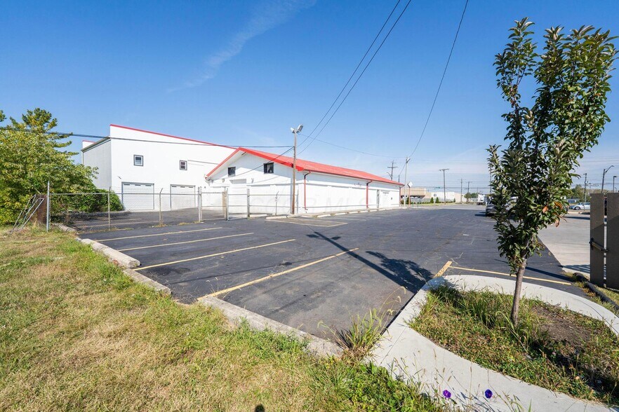 More Photos Of 3895-3905 Sullivant Ave, Columbus Freestanding For Lease
