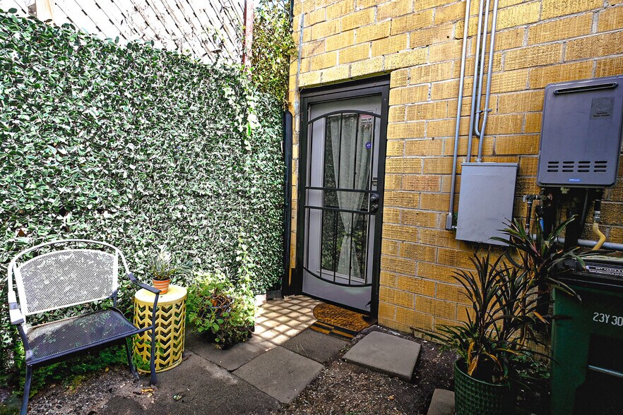 More Photos Of 911 E Cesar Chavez St, Austin Storefront For Lease