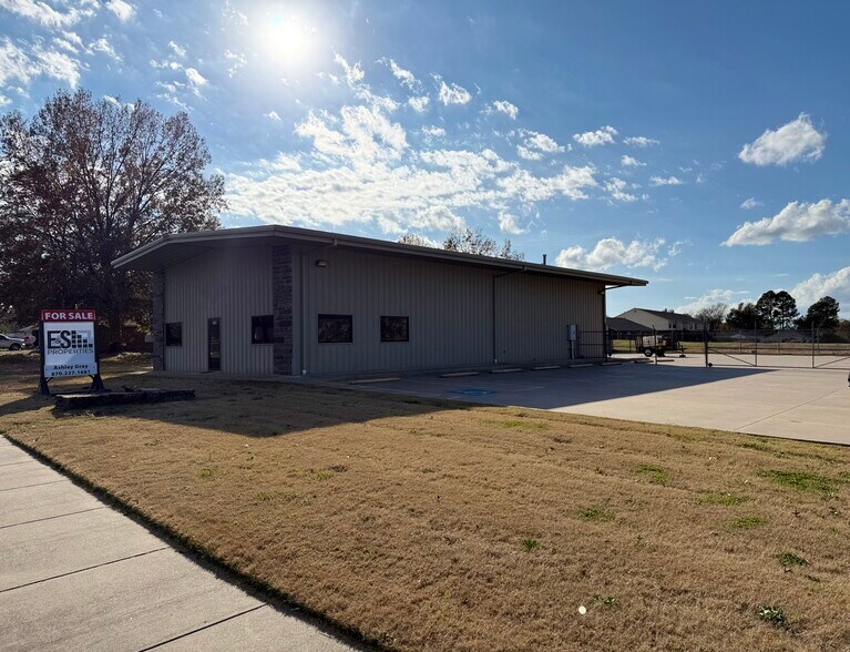 More Photos Of 7108 Texas Rd, Fort Smith Office For Sale