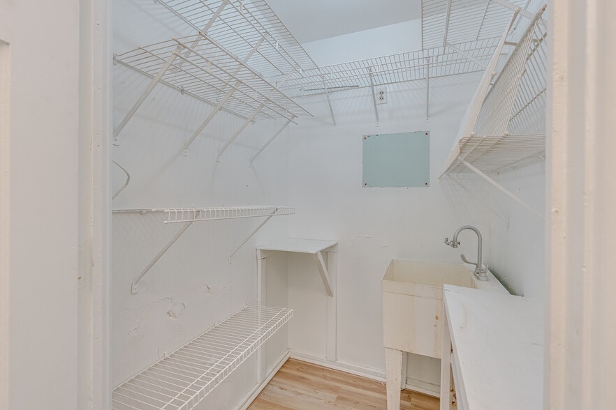 More Photos Of 1401 Spring Hill Ave, Mobile Medical For Sale