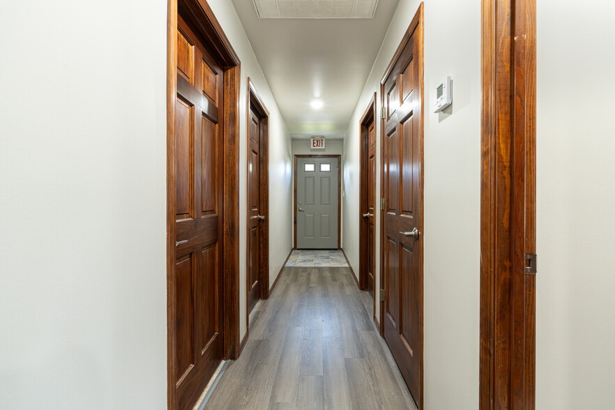 More Photos Of 8984 S Park Rd, Rogers Office For Lease