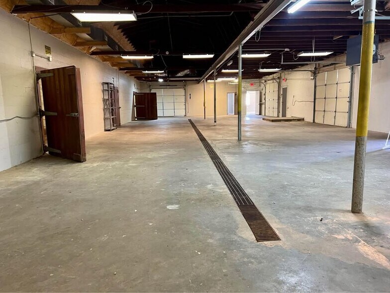 More Photos Of 602 Veterans Dr, Florence Flex For Sale