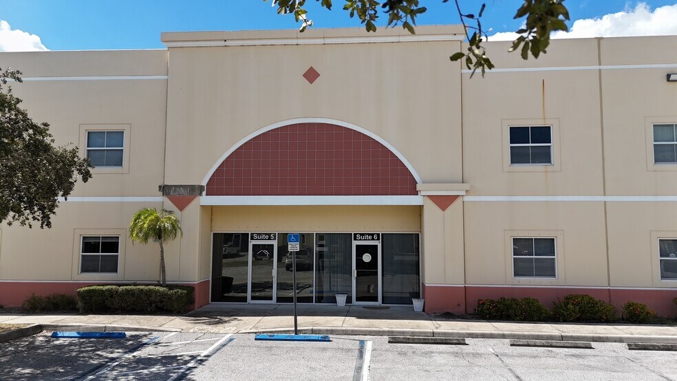 More Photos Of 787 Commerce Dr, Venice Warehouse For Lease