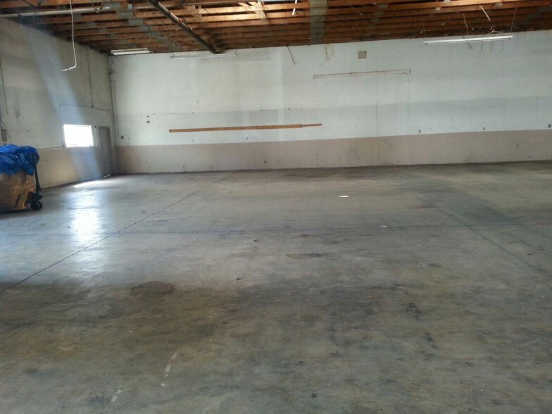 More Photos Of 1339-1341 W Brooks St, Ontario Warehouse For Lease