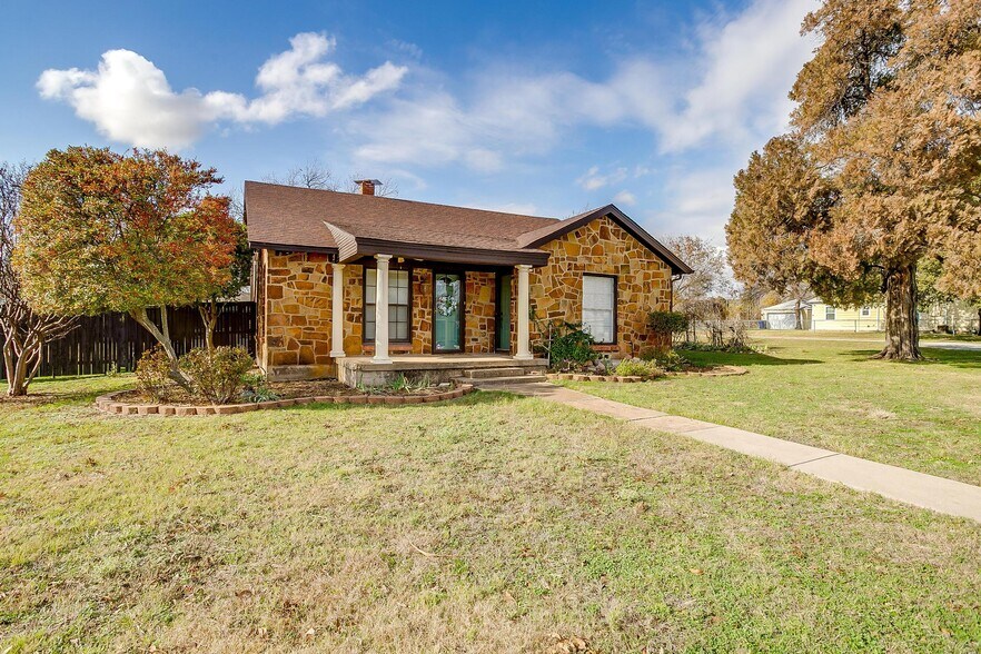 More Photos Of 113 N Tarrant St, Crowley Office For Sale