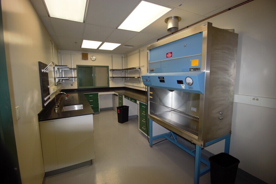 More Photos Of 77 Ridgeland Rd, Rochester Research And Development For Sale