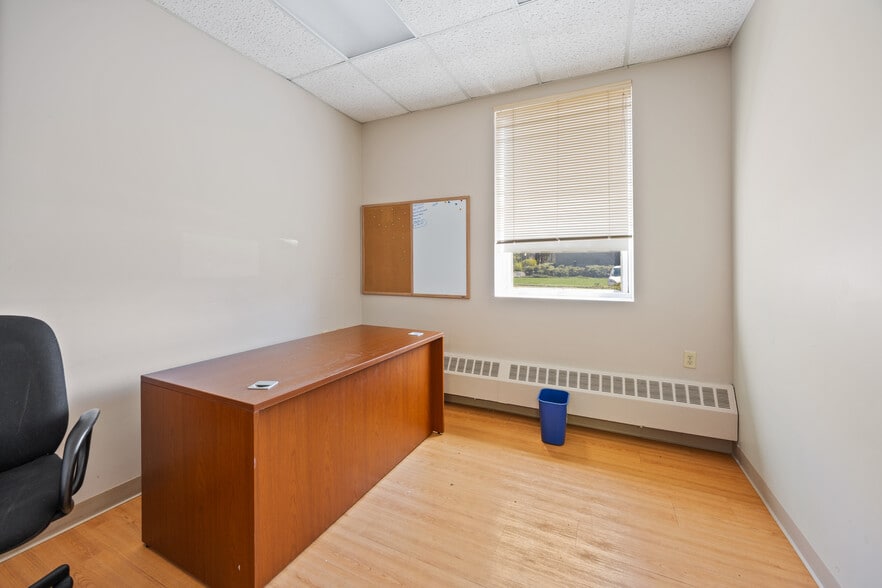 More Photos Of 19 Lunar Dr, Woodbridge Medical For Lease