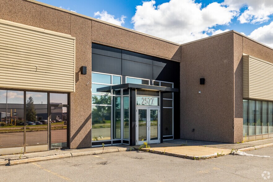 More Photos Of 2597-2635 Boul Le Corbusier, Laval Distribution For Lease