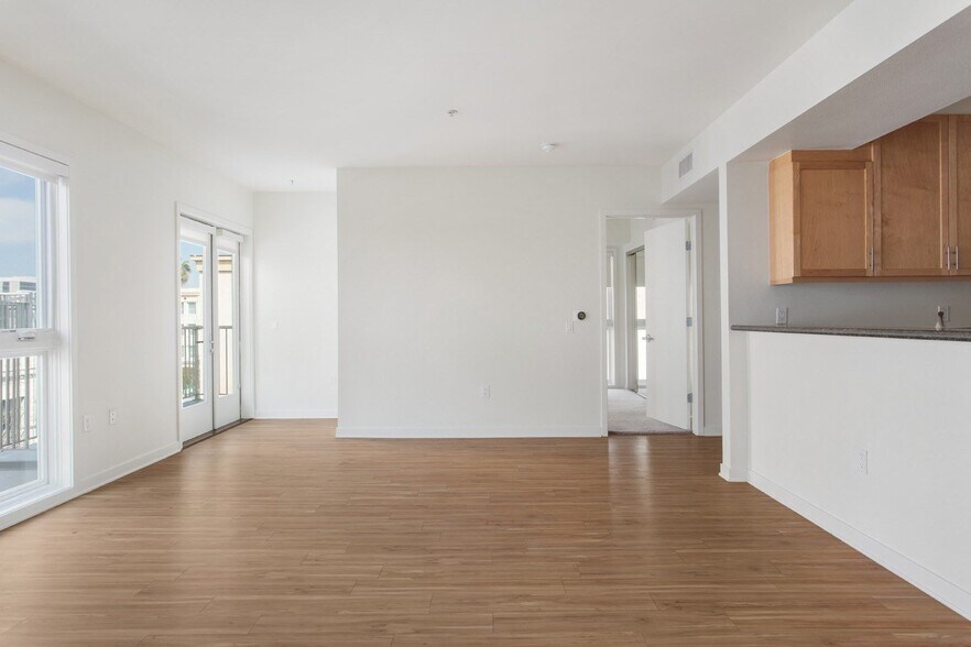 More Photos Of 214 Santa Monica Blvd, Santa Monica Apartments For Lease