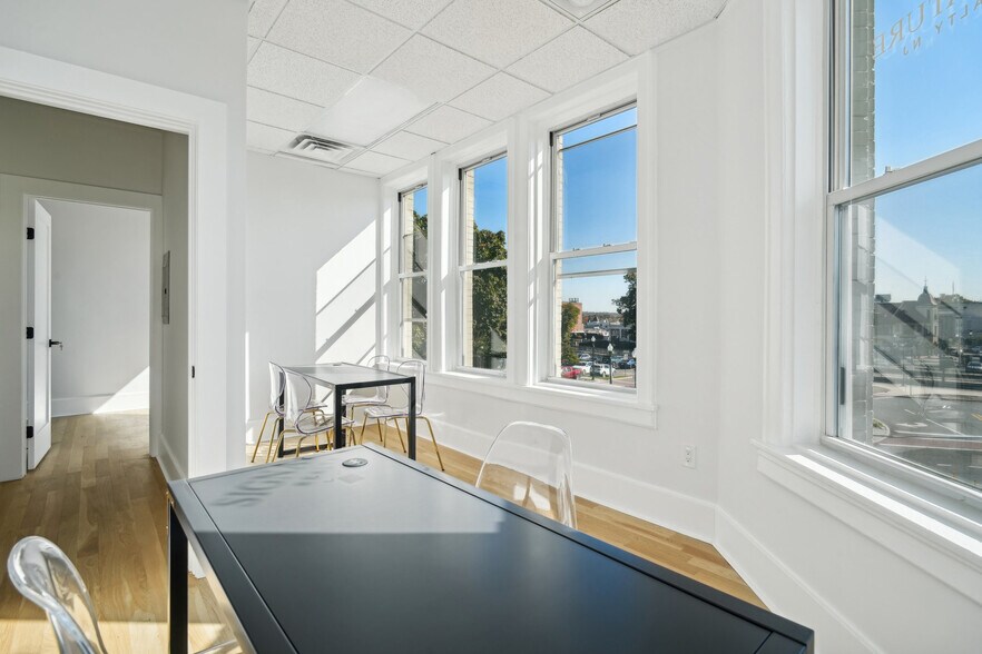 More Photos Of 2-4 Garber Sq, Ridgewood Restaurant For Sale
