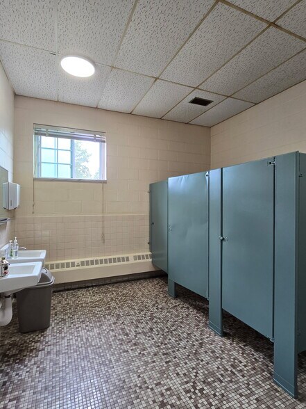 More Photos Of 20 Iron Gate Park Dr, Centerville Storefront Retail Office For Sale