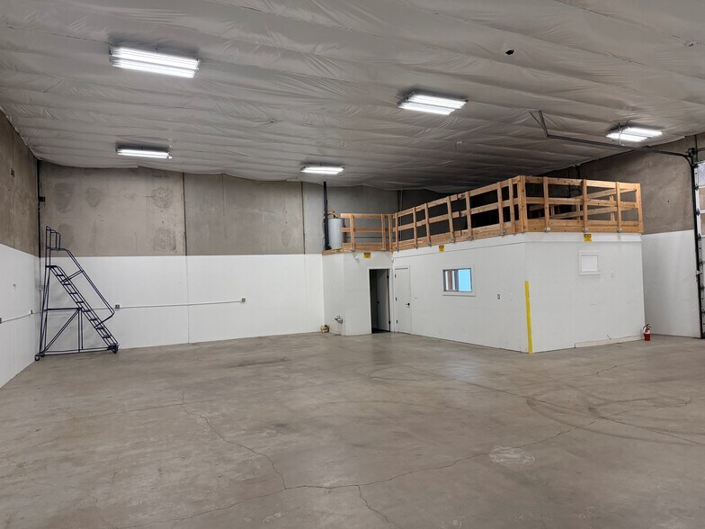 More Photos Of 1150 NW 5th Pl, Canby Flex For Lease