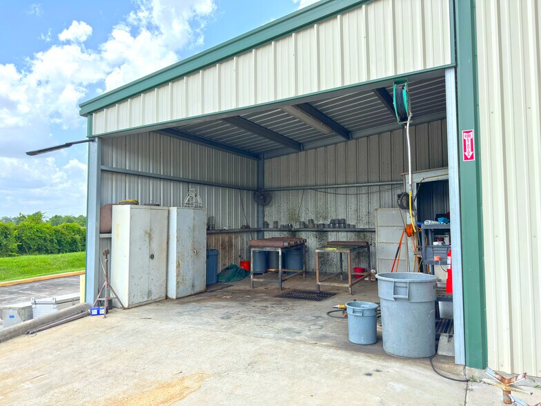 More Photos Of 14427 Interdrive W, Houston Warehouse For Lease