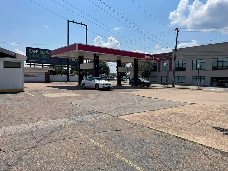 More Photos Of 500 Avery St, Parkersburg Service Station For Sale
