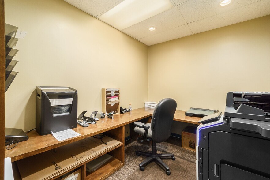 More Photos Of 261 W Johnstown Rd, Columbus Coworking Space