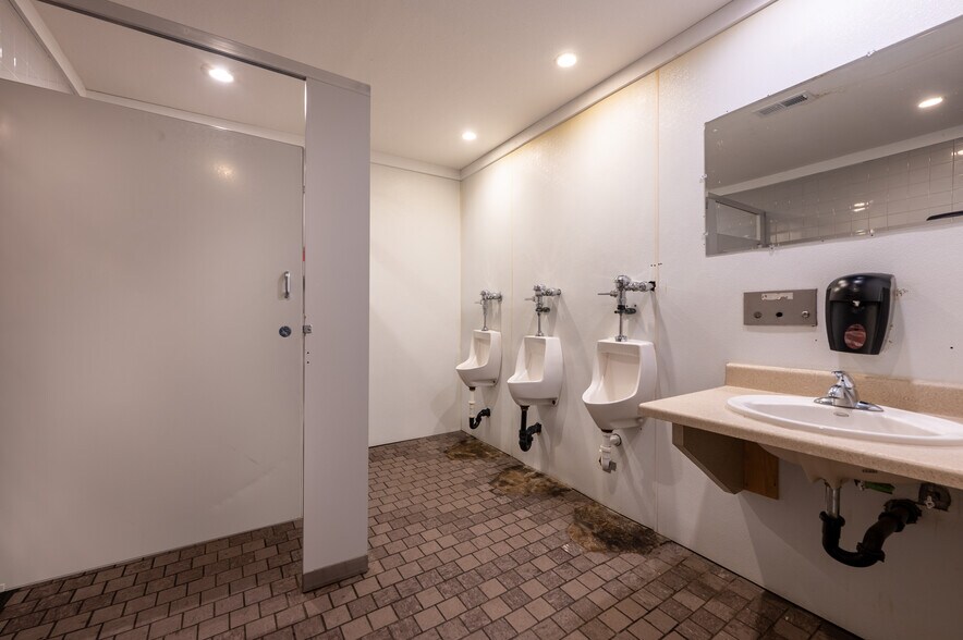 More Photos Of 127 S Broadway St, New Philadelphia Storefront Retail Office For Sale