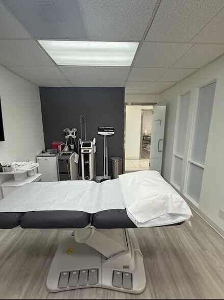 More Photos Of 881 Dover Dr, Newport Beach Medical For Lease