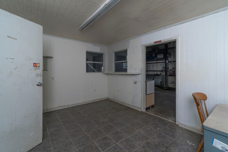 More Photos Of 108 West Gillum, Grandview Warehouse For Sale