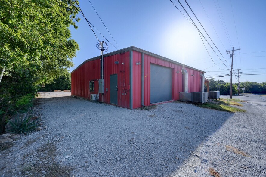 More Photos Of 1301 & 1307 Main St, Blanco Light Distribution For Sale