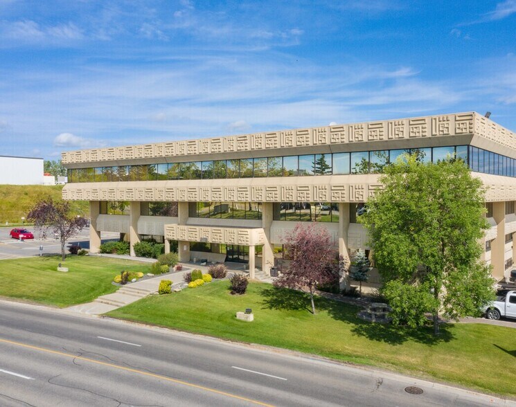 More Photos Of 3016 5th Ave NE, Calgary Medical For Sale