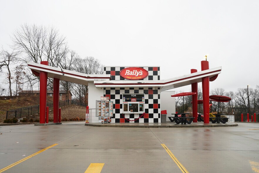 Primary Photo Of 1134 N Sprigg St, Cape Girardeau Fast Food For Sale